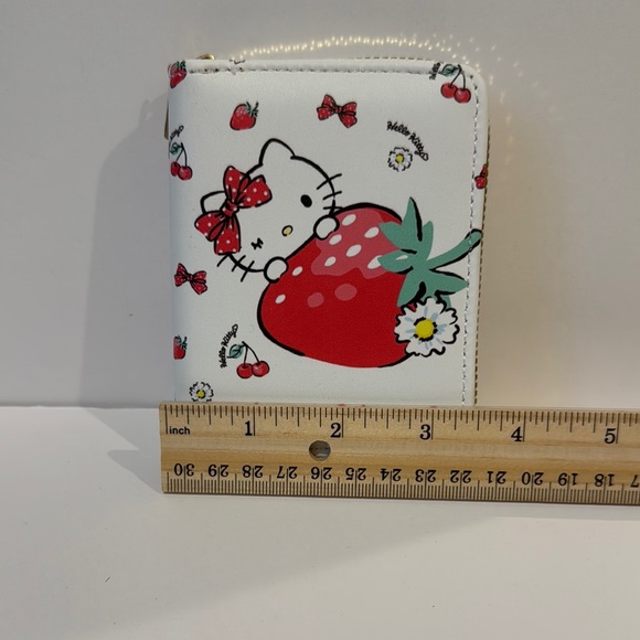 Hello Kitty Strawberry Wallet - Picture 3 of 6